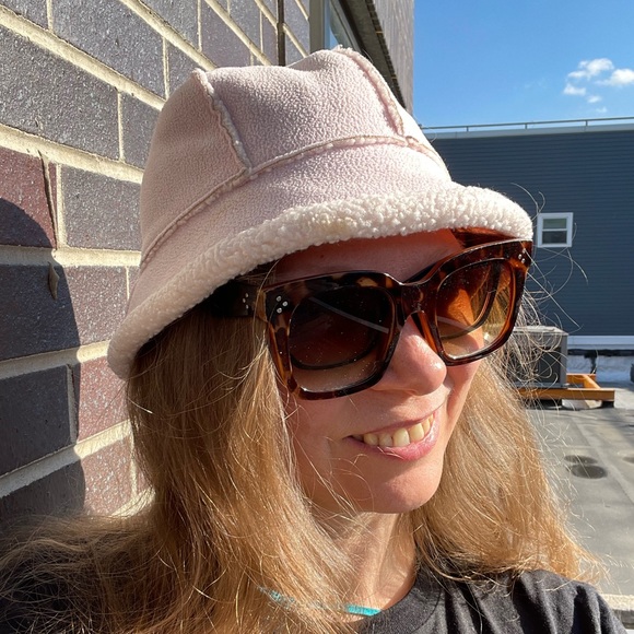 Land’s End Blush Vegan Suede Sheep Skin Collapsible Bucket Hat - Picture 3 of 16